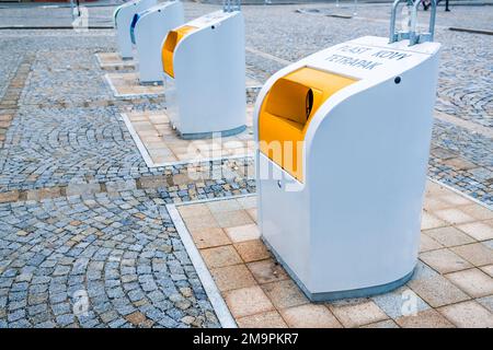 Riciclaggio di separazione dei rifiuti e riciclaggio concetto in città, Repubblica Ceca. Contenitori colorati per rifiuti diversi con rifiuti ordinati. Traduzione: c Foto Stock