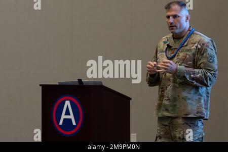 STATI UNITI Capo di Stato maggiore dell'esercito centrale, Brig. Il Gen. Matthew Eichburg, esprime le sue osservazioni durante l'osservanza del mese dell'eredità delle isole dell'Asia americana e del Pacifico (AAPI) alla Patton Hall sulla base dell'aeronautica militare di Shaw, S.C., 20 maggio 2022. 'L'esercito ci ha insegnato che realizzare qualcosa di significativo richiede tutti, non solo individui. Eventi come questo ci consentono di apprezzare tutti", ha affermato Eichburg Foto Stock