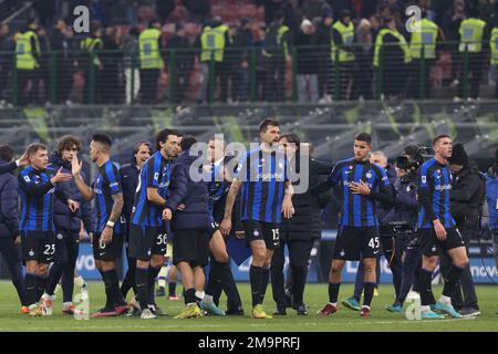 Milano, Italia. 14th Jan, 2023. Italia, Milano, 14 2023 gennaio: i giocatori fc Inter celebrano la vittoria in campo centrale al termine della partita di calcio FC INTER vs HELLAS VERONA, Serie A 2022-2023 day18 stadio San Siro (Credit Image: © Fabrizio Andrea Bertani/Pacific Press via ZUMA Press Wire) SOLO PER USO EDITORIALE! Non per USO commerciale! Foto Stock