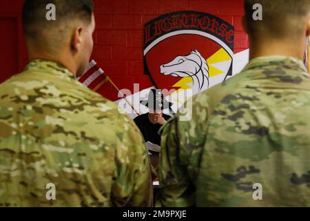 I soldati assegnati alla Brigata dell'Aviazione di combattimento del 3rd, 3rd divisione fanteria, si trovano davanti allo sperone dell'Hunter Army Airfield, GA, 20 maggio 2022. Il bordo è l'evento finale nella corsa di sperone e i soldati sono attesi conoscere 3rd Squadron, 17th Cavalleria Regiment storia e tradizioni per guadagnare i loro speroni d'argento. Foto Stock