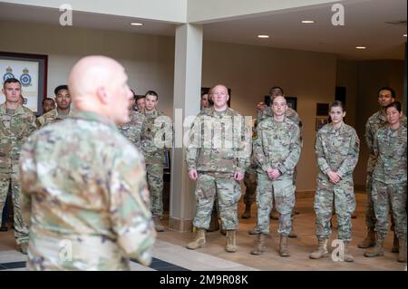 Brig. Il generale Daniel Gabrielli, assistente generale della Guardia Nazionale del Minnesota Air ed ex comandante della Task Force Holloman durante l'operazione Allees Welcome, visita gli Airmen assegnati alla 4th Fighter Wing e parla dei loro successi durante l'OAW alla Seymour Johnson Air Force base, North Carolina, 20 maggio 2022. Il 29 agosto 2021, il presidente Biden ha diretto il Dipartimento per la sicurezza interna a guidare e coordinare gli sforzi in corso in tutto il governo federale per sostenere gli afghani vulnerabili mentre si reinsediano in sicurezza negli Stati Uniti. Foto Stock