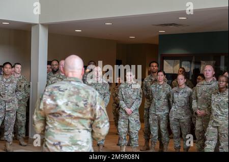 Brig. Il generale Daniel Gabrielli, assistente generale della Guardia Nazionale del Minnesota Air ed ex comandante della Task Force Holloman durante l'operazione Allees Welcome, visita gli Airmen assegnati alla 4th Fighter Wing e parla dei loro successi durante l'OAW alla Seymour Johnson Air Force base, North Carolina, 20 maggio 2022. Il 29 agosto 2021, il presidente Biden ha diretto il Dipartimento per la sicurezza interna a guidare e coordinare gli sforzi in corso in tutto il governo federale per sostenere gli afghani vulnerabili mentre si reinsediano in sicurezza negli Stati Uniti. Foto Stock