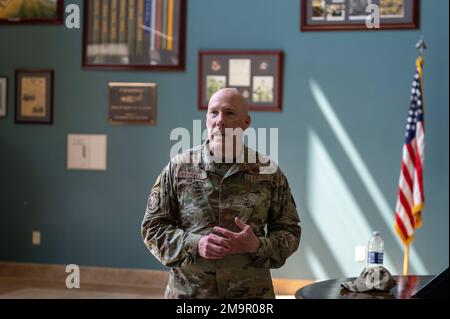 Brig. Il generale Daniel Gabrielli, assistente generale della Guardia nazionale aerea del Minnesota ed ex comandante della Task Force Holloman durante l'operazione Allees Welcome, visita gli Airmen assegnati alla 4th Fighter Wing che si sono schierati a sostegno dell'OAW e parla dei loro successi durante l'operazione alla base aeronautica di Seymour Johnson, North Carolina, 20 maggio 2022. 4th FW Airmen dispiegati a Holloman AFB, New Mexico, a sostegno dell'OAW per reinsediare i cittadini afghani dopo che l'evacuazione dell'Afghanistan si è svolta all'inizio di agosto. Foto Stock