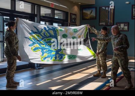 Brig. Il generale Daniel Gabrielli, assistente generale della Guardia Nazionale del Minnesota Air ed ex comandante della Task Force Holloman durante l'operazione Allees Welcome, visita gli Airmen assegnati alla 4th Fighter Wing e parla dei loro successi durante l'OAW alla Seymour Johnson Air Force base, North Carolina, 20 maggio 2022. Il 29 agosto 2021, il presidente Biden ha diretto il Dipartimento per la sicurezza interna a guidare e coordinare gli sforzi in corso in tutto il governo federale per sostenere gli afghani vulnerabili mentre si reinsediano in sicurezza negli Stati Uniti. Foto Stock