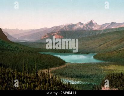 Emerald Lake e Van Horn [vale a dire, Horne] Range, British Columbia, circa 1901 Foto Stock