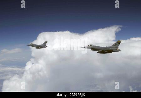 Un paio di US Air Force (USAF) F-16C Fighting Falcons del 162nd Fighter Squadron (FS), Springfield, Ohio Air National Guard (ANG), sorvolano il Golfo del Messico armato di MISSILI aria-aria AIM-9M Sidewinder alla ricerca di calore. La loro missione fa parte di un programma di valutazione del sistema di armi aria-aria (WSEP), più comunemente noto come Combat Archer. Nazione: Golfo del Messico Foto Stock