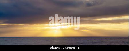 Nuvole al tramonto sulle Hawaii. Foto Stock