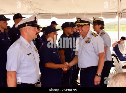 STATI UNITI Il capitano della Guardia Costiera Blake Novak effettua un'ispezione finale dell'equipaggio della Guardia Costiera Cutter Munro durante la cerimonia del cambio di comando a Santa Rita, Guam, 19 maggio 2022. La cerimonia si svolge davanti all'equipaggio riunito, e conferma agli uomini e alle donne dell'unità che l'autorità di comando è mantenuta. Foto Stock