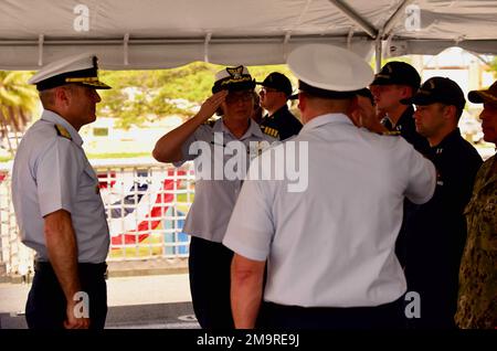 STATI UNITI Rula Deisher riceve il comando della Guardia Costiera Cutter Munro dal Capitano Blake Novak durante una cerimonia di cambio di comando presieduta dal Vice ADM. Michael F. McAllister, comandante, Guardia Costiera Pacific Area e forze di Difesa Ovest, a Santa Rita, Guam, 19 maggio 2022. La cerimonia è un trasferimento di responsabilità totale, autorità e responsabilità da un individuo all'altro. Foto Stock