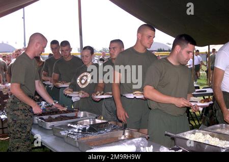 Le truppe del corpo dei Marine DEGLI STATI UNITI (USMC) dalla sede centrale della Marine Wing Squadron-2 (MWHS-2) passano attraverso una tenda disordine durante un incontro sul campo alla Marine Corps Air Station (MCAS) Cherry Point, North Carolina. Base: MCA, Cherry Point Stato: North Carolina (NC) Paese: Stati Uniti d'America (USA) Foto Stock