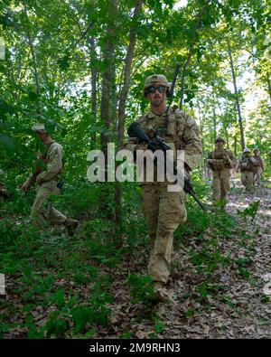 STATI UNITI Riserva Marines assegnato a India Company, 3rd battaglione, 23rd reggimento marino, pattuglia durante un esercizio di prova della missione a Fort Campbell, Kentucky, 20 maggio 2022. India Company si è riunita con altre unità dal 3/23 a Fort Campbell per un esercizio di prova della missione per prepararsi al prossimo esercizio di formazione integrata (ITX) 4-22 nell'estate del 2022. La Marines of India Company e la Lima Company hanno condotto una formazione di manovra in tempo reale su una gamma progettata per simulare le aree di formazione in ITX. Foto Stock