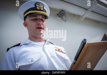 PORTO DI APRA, GUAM (20 maggio 2022) -- il Lt. Daniel Swartz, cappellano della base navale di Guam, partecipa ad una cerimonia di posa della corona in mare il 20 maggio a bordo del Cutter della Guardia Costiera degli Stati Uniti Frederick Hatch (WPC 1143). L'evento faceva parte dell'osservanza della Giornata Nazionale del Mare 2022, commemorata ufficialmente il 22 maggio di ogni anno, per rendere omaggio alle legioni di marinai. Foto Stock