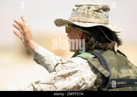 US Marine Corps Reserve (USMCR) GUNNERY Sergeant (GYSGT) Heidi Schuerger (in primo piano), SENIOR non-commissioned Officer (SNCO), 4th Civil Affairs Group (CAG), fotografato al valico di frontiera Iraq/Iran, vicino Badrah, Iraq, durante l'operazione DI LIBERTÀ IRACHENA. Soggetto operativo/Serie: BASE PER LA LIBERTÀ IRACHENA: Badrah Paese: Iraq (IRQ) Foto Stock