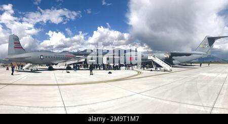 Uno Skymaster C-54 e un Globemaster III C-17 sono in scena presso l'aeroporto di Provo, Utah, il 20 maggio 2022, come parte di una celebrazione di due giorni in onore della vita del leggendario pilota della seconda guerra mondiale, il Col. Gail Halverson. Gli Stati Uniti Air Force, in concomitanza con il suo 75th° anniversario, ha rinominato la Joint base Charleston-based C-17 in “Spirit of the Candy Bomber” in onore di Halverson, meglio noto come “Berlin Candy Bomber” o “Uncle Wiggly Wings” per aver lasciato caramelle ai bambini tedeschi durante il Berlin Airlift dal 1948 al 49. Foto Stock