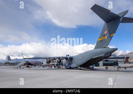 Uno Skymaster C-54 e un Globemaster III C-17 sono in scena presso l'aeroporto di Provo, Utah, il 20 maggio 2022, come parte di una celebrazione di due giorni in onore della vita del leggendario pilota della seconda guerra mondiale, il Col. Gail Halverson. Gli Stati Uniti Air Force, in concomitanza con il suo 75th° anniversario, ha rinominato la Joint base Charleston-based C-17 in “Spirit of the Candy Bomber” in onore di Halverson, meglio noto come “Berlin Candy Bomber” o “Uncle Wiggly Wings” per aver lasciato caramelle ai bambini tedeschi durante il Berlin Airlift dal 1948 al 49. Foto Stock