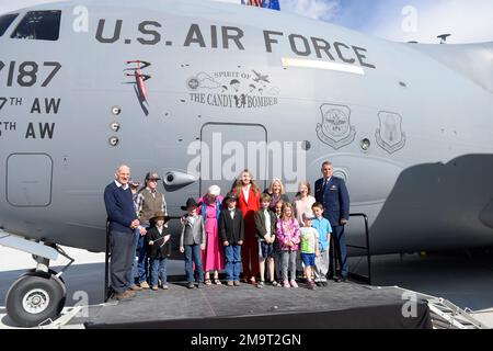 Il generale Mike Minihan, comandante dell'Air Mobility Command, è affiancato da bambini e grandi nipoti del col. Gail Halverson e dal sindaco di Provo Michelle Kaufusi per una foto davanti agli Stati Uniti Air Force C-17 Globemaster III, recentemente rinominata "Spirit of the Candy Bomber". La cerimonia del 20 maggio 2022 faceva parte di una celebrazione di due giorni in onore del leggendario pilota della seconda guerra mondiale, allora Lt. Halverson, meglio noto come “Berlin Candy Bomber” o “Uncle Wiggly Wings” per aver lasciato caramelle ai bambini tedeschi durante l’Airlift di Berlino dal 1948 al 49. Foto Stock