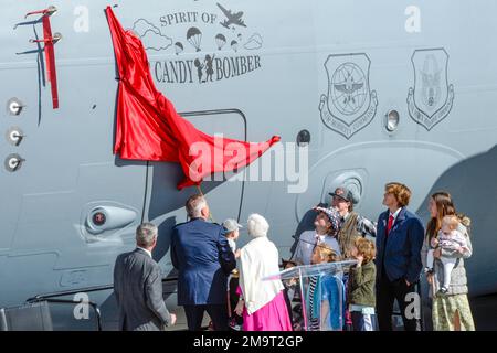 Il generale Mike Minihan, comandante del comando per la mobilità aerea, e i familiari del col. Gail Halverson svelano un Globemaster III del C-17 rinominato “Spirit of the Candy Bomber” a Provo, Utah, 20 maggio 2022. La cerimonia di dedicazione è stata in onore del leggendario pilota della seconda guerra mondiale, meglio conosciuto come “Candy Bomber” o “Uncle Wiggly Wings”, per aver lasciato caramelle ai bambini tedeschi durante l’Airlift di Berlino dal 1948 al 49. Quest'anno negli Stati Uniti Air Force festeggia il loro 75th° anniversario. Foto Stock