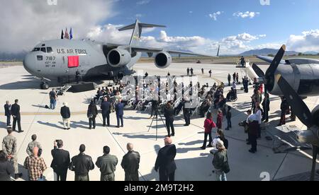 Il generale Mike Minihan, comandante del comando per la mobilità aerea, parla agli ospiti a Provo, Utah, 20 maggio 2022, prima di una cerimonia per rinominare un Globemaster III C-17 in “Spirit of the Candy Bomber”. La cerimonia faceva parte di una celebrazione di due giorni in onore della vita del leggendario pilota della seconda guerra mondiale, il Colonnello Gail Halverson, meglio noto come “Berlin Candy Bomber” o “Uncle Wiggly Wings” per aver lasciato caramelle ai bambini tedeschi durante l’Airlift di Berlino dal 1948 al 49. Foto Stock