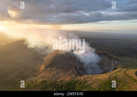 Parco nazionale Masaya in Nicaragua su susnet colore arancione tempo vista aerea drone Foto Stock