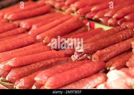 Salsicce cinesi in vendita a Singapore Chinatown. La salsiccia cinese ha un sapore unico, un delizioso mix di dolci e salati. Foto Stock