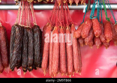 Salsicce cinesi in vendita a Singapore Chinatown. La salsiccia cinese ha un sapore unico, un delizioso mix di dolci e salati. Foto Stock