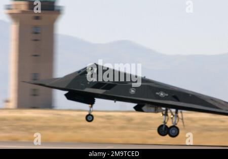 Una US Air Force (USAF) F-117A Nighthawk passa davanti alla torre di controllo della base aerea di Mountain Home (AFB) durante il decollo. Il programma di tre giorni ha celebrato 100 anni di aviazione e 60 anni di airpower in Idaho. (Immagine substandard). Base: Mountain Home Air Force base Stato: Idaho (ID) Paese: Stati Uniti d'America (USA) Foto Stock