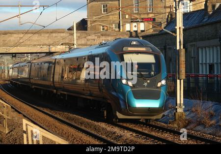 TransPennine Express classe 397 cività emu 397005 sulla costa occidentale linea ferroviaria principale attraverso Carnforth con il lavoro espresso passeggeri, 18th gennaio 2023. Foto Stock