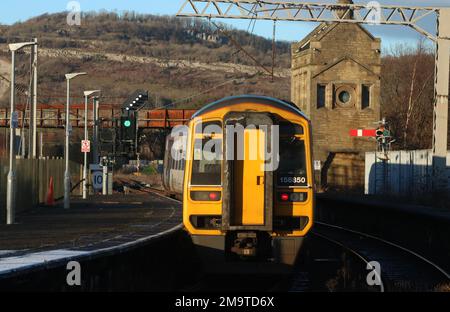 Treni del Nord di classe 158 sprinter espresso dmu 185580 in partenza dalla stazione di Carnforth, piattaforma 2 con servizio passeggeri per Leeds il 18th gennaio 2023. Foto Stock