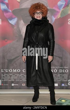 Roma, Italia. 18th Jan, 2023. Manuela Villa partecipa al tappeto rosso del film 'l'uomo che disegnò Dio' al Cinema Adriano. Credit: SOPA Images Limited/Alamy Live News Foto Stock