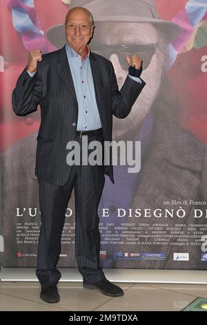 Roma, Italia. 18th Jan, 2023. Pippo Franco partecipa al tappeto rosso del film 'l'uomo che disegnò Dio' al Cinema Adriano. Credit: SOPA Images Limited/Alamy Live News Foto Stock