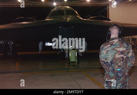 US Air Force (USAF) AIRMAN First Class (A1C) Carl Robertson, Crewchief, 509th Aircraft Maintenance Squadron (AMXS), comunica con i piloti del suo B-2 Spirit prima di decollare dalla Whiteman Air Force base (AFB), Missouri (MO). L'USAF B-2 lascia Whiteman AFB a sostegno dell'esercizio CORONET DRAGON 49, un esercizio di deployment diretto per Andersen AFB, Guam. Base: Whiteman Air Force base Stato: Missouri (MO) Paese: Stati Uniti d'America (USA) Foto Stock