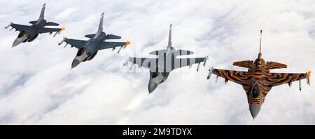 030917-F-0381R-004. [Completa] Caption scena: Four US Air Force (USAF) F-16C Fighting Falcon, 120th Fighter Squadron (FS), 140th Fighter Wing (FW), Colorado Air National Guard (COANG), volare una formazione echelon come loro ritorno a Cold Wing Canada durante il secondo incontro Tiger delle Americhe. I Falcons trasportano un missile AIM-9 Sidewinder (a sinistra) e un pod ACMI (Air Combat manovring Instrumentation) sotto l'ala e un pod ama (Acceleration Monitor Assembly) sulla punta dell'ala. La Tiger Meet of the Americas, tenuta per la prima volta in Canada, inaugurata nel 2001 nell'emisfero occidentale per proseguire Foto Stock