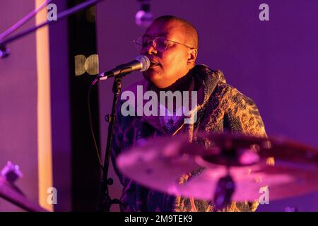 17 gennaio 2023, New York, New York, Stati Uniti: Meshell Ndegeocello, voce suona con Samora Pinderhughes: ''Grief & Process'' presentazione multimediale durante il Winter JazzFest a Westbeth presentato dalla cucina. Il progetto del dolore è stato influenzato dallo sgombrare i molti danni intimi inflitti dall'incarcerazione di massa e dal razzismo sistemico e dal modo in cui le persone guariscono se stesse e l'una l'altra. Samora Pinderhughes ha suonato al pianoforte e alla voce e ha collaborato con Joshua Crumbly al basso, Jack DeBoe alla batteria, Nia Drummond, Voice, Elliott Skinner alla chitarra e alla voce, Jehbreal Muhammad Jackson, Voice, NIO L. Foto Stock