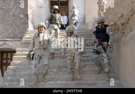 030923-F-8678S-008. [Completa] Caption: US Air Force (USAF) Major General (MGEN) Lorraine K. Potter (centro), Chaplain, CAPO, Air Force Chaplain Service, quartier generale US Air Force, Washington, DC, accompagnato da USAF Lieutenant Colonel (LTC) Joseph Vu (sinistra), Chaplain, 506th Air Expeditionary Group (AEG), Kirkuk Air base (AB), Iraq E USAF Capitano (CPT) Shelia Wilson (posteriore), Chaplain, lasciare la tomba del Profeta Daniele. In background, IL COMANDANTE PRINCIPALE dell'USAF Sergente (CCM) Jack Skaggs (a sinistra), 917th Wing, Barksdale Air Force base (AFB), Louisiana (LA) e 506th Air Expeditionar Foto Stock