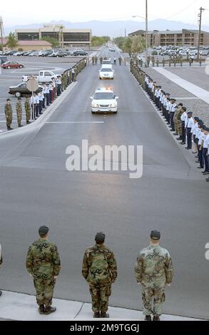 Il personale DELLE forze aeree STATUNITENSI (USAF) allinea i marciapiedi alla base dell'aeronautica di Nellis (AFB), Nevada (NV), per pagare gli ultimi rispetti durante l'elaborazione funeraria per l'USAF generale (GEN) (ritirato) Wilbur Lyman Creech, ex comandante, Tactical Air Command (TAC). Base: Nellis Air Force base Stato: Nevada (NV) Paese: Stati Uniti d'America (USA) Foto Stock