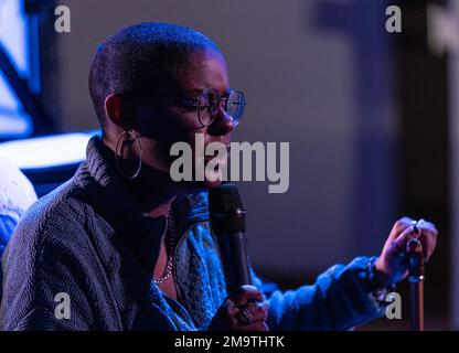 17 gennaio 2023, New York, New York, Stati Uniti: Nio Levon, voce suona con Samora Pinderhughes: ''Grief & Process'' presentazione multimediale durante Winter JazzFest a Westbeth presentato da The Kitchen. Il progetto del dolore è stato influenzato dallo sgombrare i molti danni intimi inflitti dall'incarcerazione di massa e dal razzismo sistemico e dal modo in cui le persone guariscono se stesse e l'una l'altra. Samora Pinderhughes ha suonato al pianoforte e alla voce e ha collaborato con Joshua Crumbly al basso, Jack DeBoe alla batteria, Nia Drummond, Voice, Elliott Skinner alla chitarra e alla voce, Jehbreal Muhammad Jackson, Voice, nio Levon, voic Foto Stock