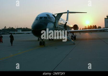 US Air Force (USAF) meccanici del 86th Aircraft Maintenance Squadron (AMXS) preparano per il lancio l'ultimo C-9A Nightingale Aircraft (numero 71-0879) alla Ramstein Air base (AB), Germania, il Sabato. Questo è l'ultimo Nightingale, come un aereo di evacuazione Aeromedico, nello squadrone e si dirige verso la base dell'aeronautica Scott (AFB), Illinois (il), per essere trasferito alle riserve dell'aeronautica. Ramstein mantiene un aereo C-9A per il trasporto di alti funzionari governativi e del Dipartimento della Difesa. Base: Ramstein Air base Stato: Rheinland-Pfalz Paese: Deutschland / Germania (DEU) Foto Stock