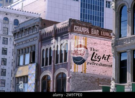 Cartellone Pepsi Cola dipinto a mano vintage sul lato di un edificio nel centro di Denver, Colorado, USA Foto Stock