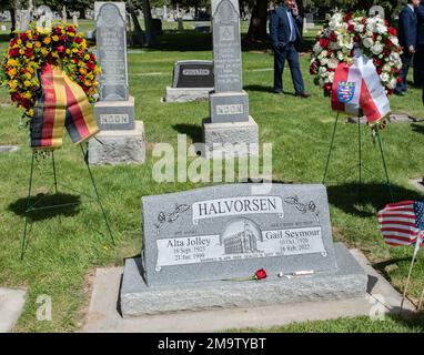 Stati Uniti ritirati Gail Halvorsen fu deposto a riposo nel febbraio 22, 2022, al cimitero cittadino di Provo. Fu onorato con due furti militari dalla deligazione tedesca, il 20th maggio 2022, per i suoi eroici sforzi durante l'Airlift di Berlino dal 1948 al 1949. (Foto della guardia nazionale aerea dello staff di Sgt Nicholas Perez) Foto Stock