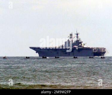 US Marine Corps (USMC) Amphibious Assault Vehicles (AAV7A1), uscire dal ponte a pozzi della US Navy (USN) classe WASP: Nave da assalto anfibio, USS BATAAN (LHD 5), durante un assalto anfibio a Jacksonville Beach, Florida (FL), a sostegno della spettacolare manifestazione Citys Sea and Sky. (Immagine substandard). Base: Jacksonville Stato: Florida (FL) Paese: Stati Uniti d'America (USA) Foto Stock