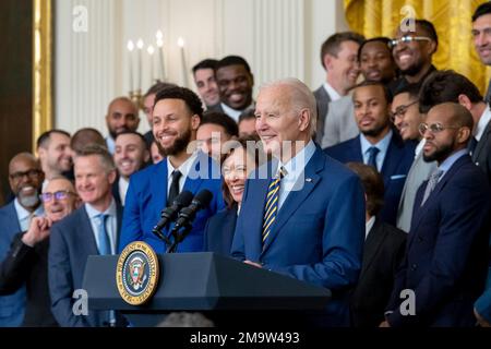 Washington, Stati Uniti d'America. 17th Jan, 2023. Washington, Stati Uniti d'America. 17 gennaio 2023. Joe Biden, presidente degli Stati Uniti, sorride come esprime le sue osservazioni durante una celebrazione del campionato NBA 2022 dei Golden state Warriors nella sala orientale della Casa Bianca, 17 gennaio 2023 a Washington, DC Credit: Erin Scott/White House Photo/Alamy Live News Foto Stock