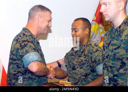 031030-M-5590R-002. Hicks (a sinistra), Capo di Stato maggiore, Marine Corps Combat Development Center (MCCDC), Marine Corps base (MCB) Quantico, Virginia (VA), premia NCO (non commissionato Officer) del quartiere, USMC Sergeant (SGT) Tommy R. Eggleston (centrale) e (USMC) del quartiere marino, Tommy R. Eggleston (centrale) USMC Lance Corporal (LCPL) Michael P. Gudgeon. Foto Stock