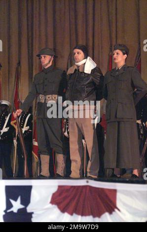 La celebrazione del 228th° compleanno del corpo Marino degli Stati Uniti (USMC) si è tenuta presso la base del corpo Marino (MCB) di Quantico, Virginia, con marines vestite con uniformi storiche. Base: Marine Corps base, Quantico Stato: Virginia (VA) Paese: Stati Uniti d'America (USA) Foto Stock