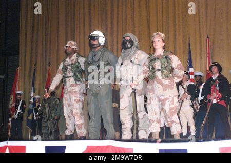 La celebrazione del 228th° compleanno del corpo Marino degli Stati Uniti (USMC) si è tenuta presso la base del corpo Marino (MCB) di Quantico, Virginia, con marines vestite con uniformi storiche. Base: Marine Corps base, Quantico Stato: Virginia (VA) Paese: Stati Uniti d'America (USA) Foto Stock