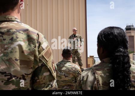 STATI UNITI Bernabe Whitfield, comandante del 27th Special Operations Maintenance Group, fornisce osservazioni conclusive durante la giornata dei tecnici della manutenzione aerea alla base dell'aeronautica militare di Cannon, N.M., 20 maggio 2022. AMT Day è una celebrazione annuale che mette in evidenza i risultati dei professionisti della manutenzione dell'aviazione, così come Charles Edward Taylor, che ha costruito il motore per i fratelli Wright. Foto Stock