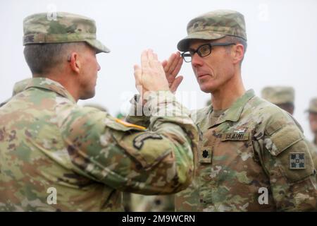 Da destra a sinistra, il col. Adam Ropelewski, comandante di 2nd battaglione, 77th reggimento di artiglieria, 2nd squadra di combattimento Stryker Brigade, 4th divisione fanteria rende un saluto al Gen. David Hodne, comandante di 4th INF. Div Dopo aver ricevuto il badge Expert Soldier il 20 maggio a Fort Carson, Colorado. Ropelewski si è allenato, testato e guadagnato l'ESB nella speranza che altri soldati e leader seguano nel lavorare sodo per guadagnare il prestigioso distintivo. Foto Stock