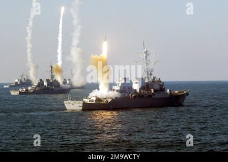 US Navy (USN) le navi lanciano un volley coordinato di missili standard SM-2MR Block II, durante un esercizio Vandel (VANDALEX), progettato per intercettare missili ostili con missili basati su nave durante un attacco. I droni telecomandati sono stati utilizzati per simulare i missili ostili. Le foto in primo piano sono la CLASSE USN ARLEIGH BURKE: (Volo i) Destroyer missilistico guidato (Aegis), USS THE SULLIVANS (DDG 68), USS CARNEY (DDG 64), USN ARLEIGH BURKE: (Volo IIA) Destroyer missilistico guidato (Aegis), USS ROOSET (DDG 80) e un incrociatore missilistico guidato: Foto Stock