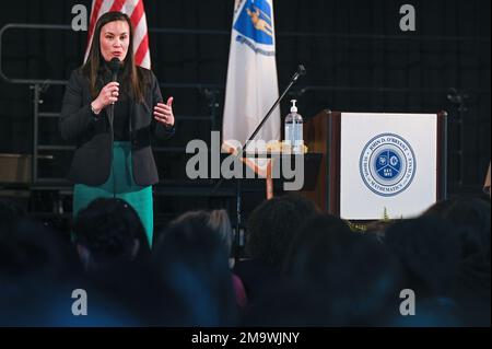 Il Sottosegretario dell'Aeronautica militare Gina Ortiz Jones parla con studenti e docenti della John D. o'Bryant School of Mathematics and Science di Roxbury, Mass. Maggio 20. Foto Stock