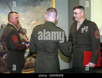 CORPO marino DEGLI STATI UNITI (USMC) Brigadier Generale (BGEN) Joseph J. McMenamin (centro in primo piano), comandante Generale, Marine Corps Recruit Depot (MCRD) Parris Island, Carolina del Sud (SC), E Sergente maggiore (SGM) R. L. Ardnt, attuale MAESTRO Sergente (MSGT) Covert, con il suo certificato di pensionamento durante una cerimonia tenutasi a Barrow Hall a bordo di MCRD, Parris Island, SC. Base: USMC Recruit Depot,Parris Island Stato: South Carolina (SC) Paese: Stati Uniti d'America (USA) Foto Stock