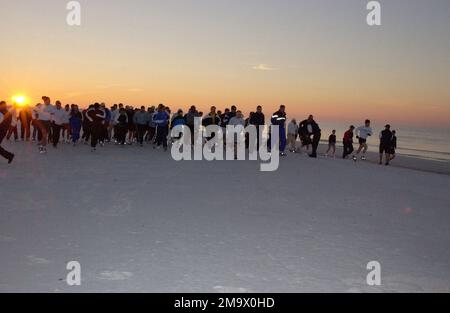 I comandanti DELL'AVIAZIONE militare STATUNITENSE (USAF) dell'istruzione e dell'addestramento aereo (AETC) iniziano una corsa in spiaggia all'alba. Stanno partecipando a una conferenza dei Comanders dell'AETC e dei coniugi con un tema "Fit to Fight". Questa corsa in spiaggia è l'evento di inizio della conferenza. Base: Tyndall Air Force base Stato: Florida (FL) Paese: Stati Uniti d'America (USA) Foto Stock